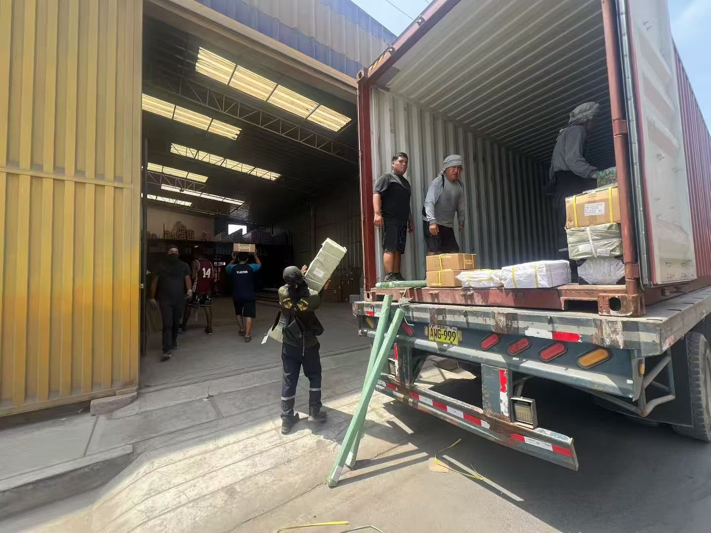 Descarga de mercadería en Callao