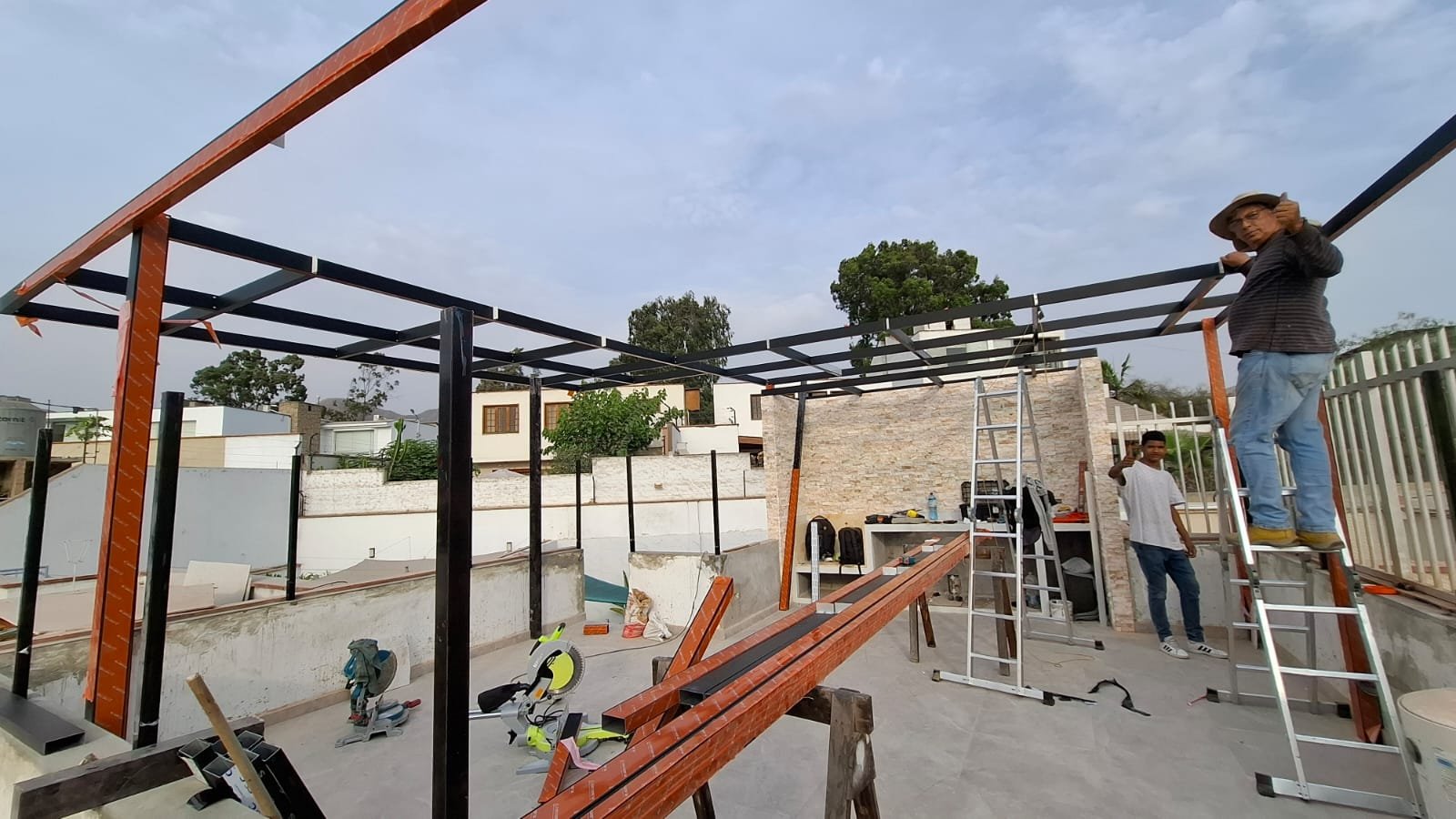 Estructura de aluminio en instalación